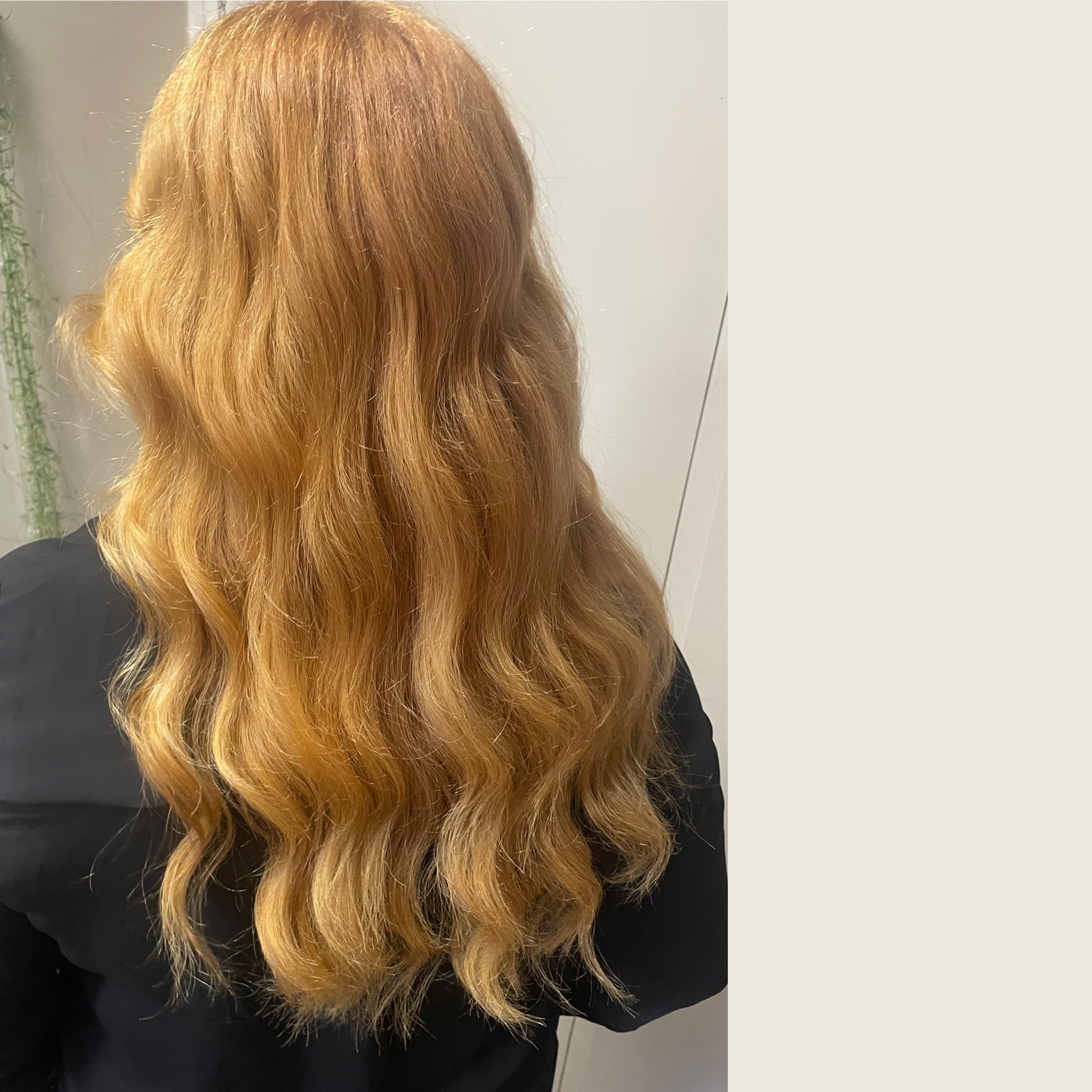 Lang golvend haar met warme goudblonde kleurtinten