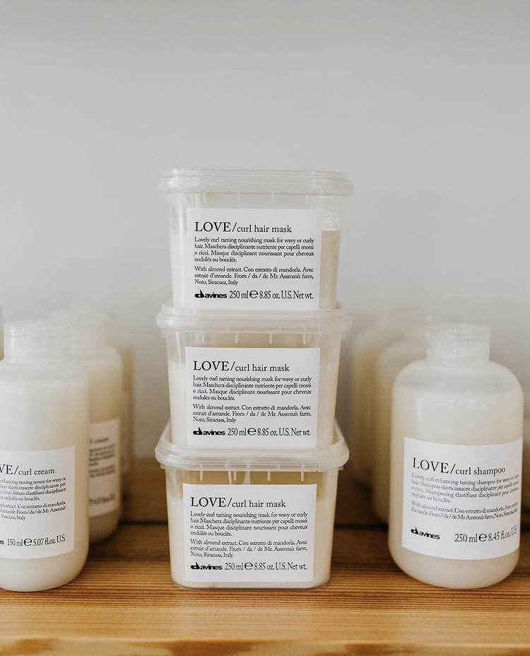 Een verzameling Davines LOVE-producten op een houten plank