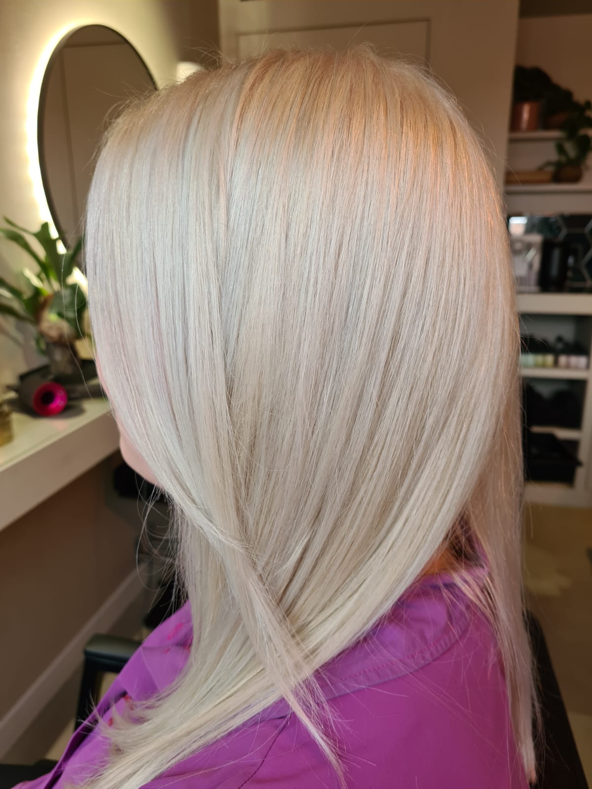 Lichtblond haar met een gladde afwerking, van achteren gezien